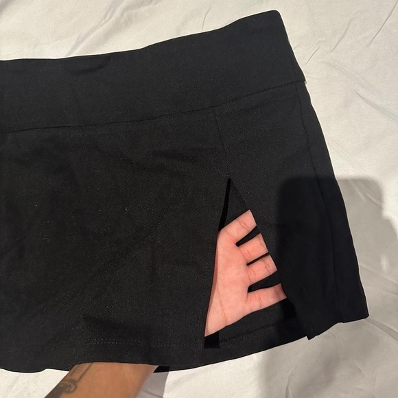 Black mini skirt with slit - Picture 2 of 4